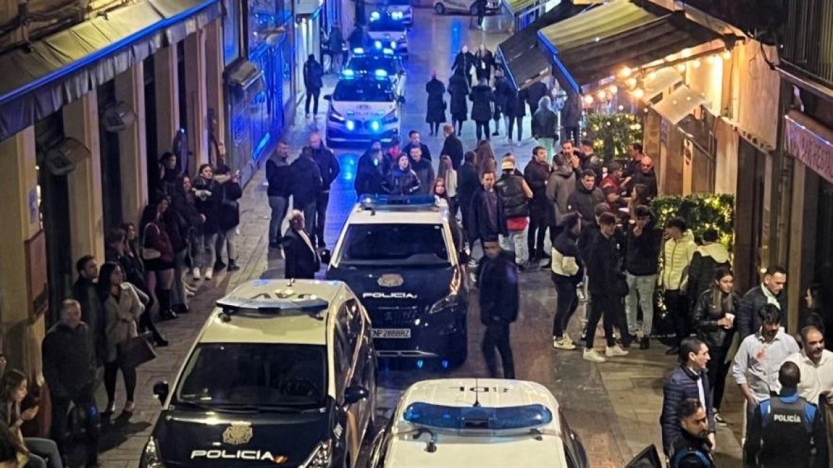 Hasta siete coches de patrulla se juntan en esta intervención en el Húmedo por una pelea.