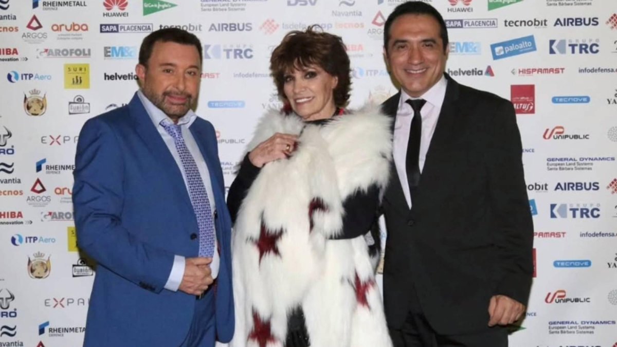 José Manuel Parada junto a Encarnita Polo en una de sus últimas apariciones públicas, mostrando la complicidad que los unía desde hace décadas.