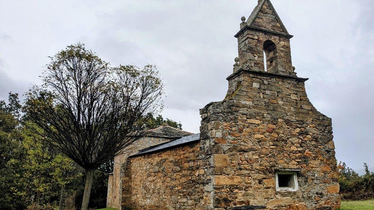 El templo, en pleno corazón de La Cabrera, data del siglo XVI.