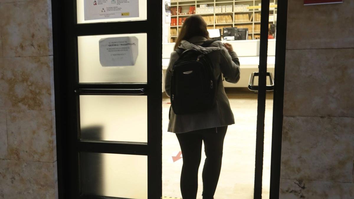 Una persona accede al Registro Civil en imagen de archivo.