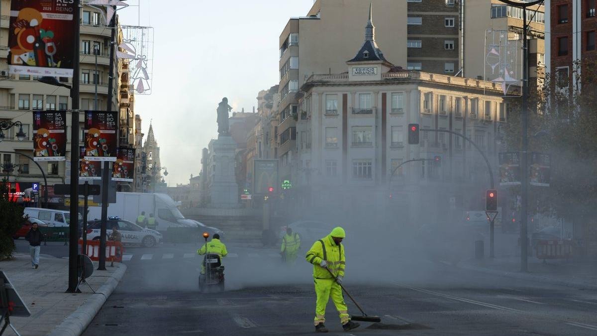 Los operarios cortaron el tráfico a primera hora de este martes en los accesos al pyuente de los Leones.