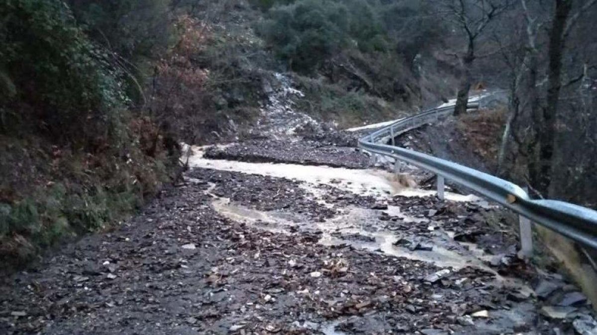Derrumbe de la montaña sobre la carretera de Peñalba de Santiago.