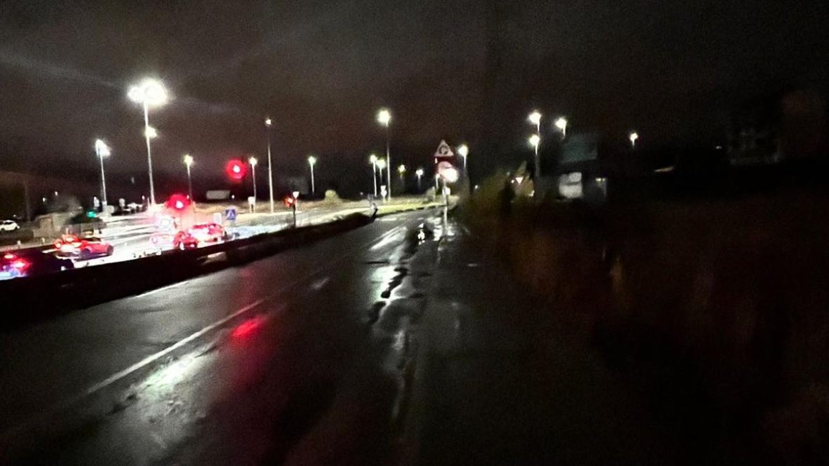 Aceras sin luz en Navatejera, León.