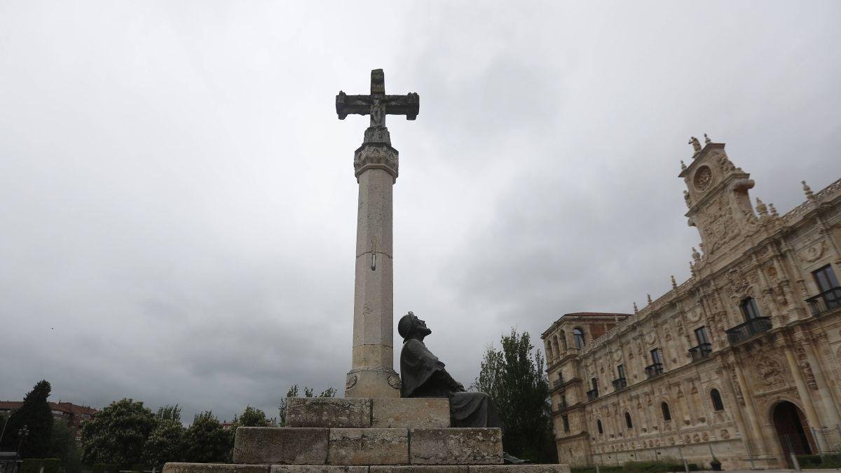Un homenaje a los peregrinos a su paso por León frente a San Marcos.