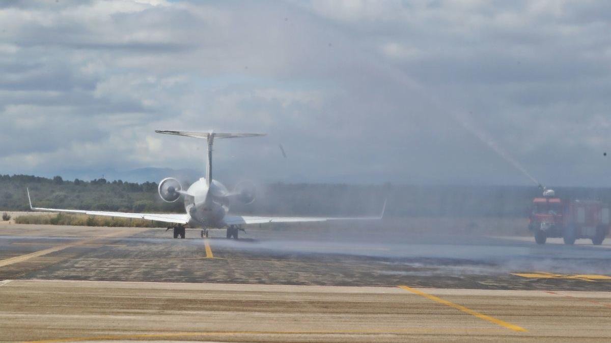 Un avión despega desde el Aeropuerto de León.