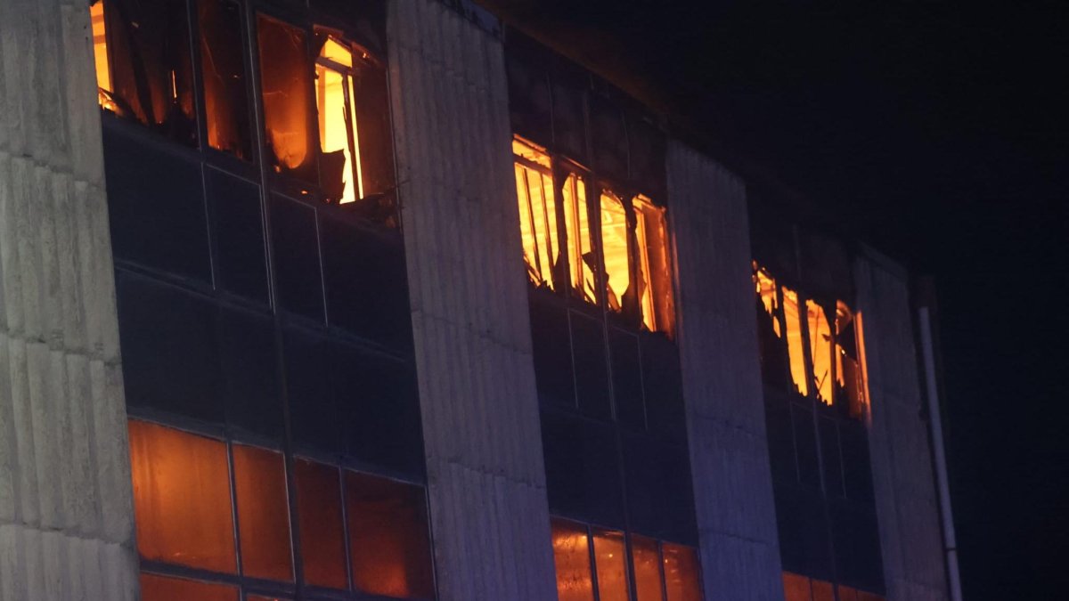 La nave incendiada en el polígono de Montearenas.