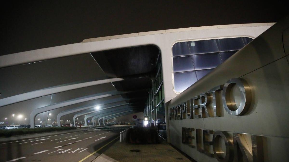 Acceso a la terminal del Aeropuerto de León.