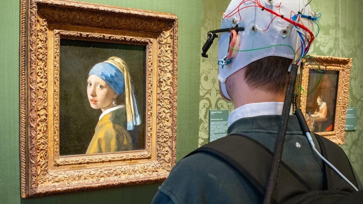 Un hombre contempla 'La joven de la perla', de Vermeer, en un experimento sobre emociones.