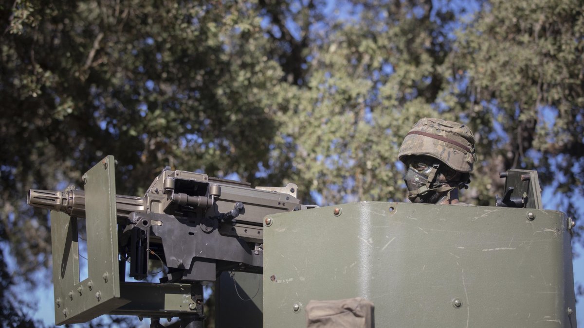 Un soldado de la Legión participa en una maniobra de simulación de fusiles en un recinto ambientado en un 