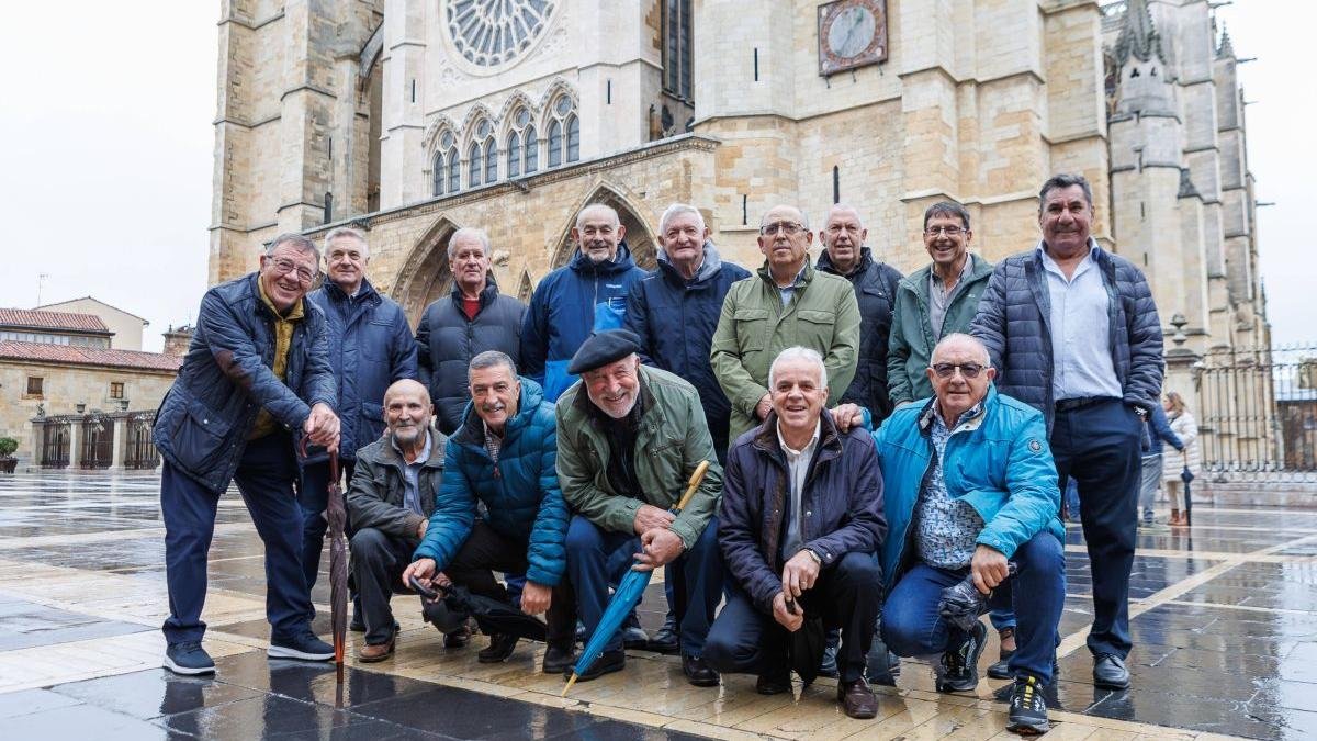 Un puñado de los casi 50 seminaristas que se reunieron en el 59 aniversario de su promoción en León frente a la Catedral.