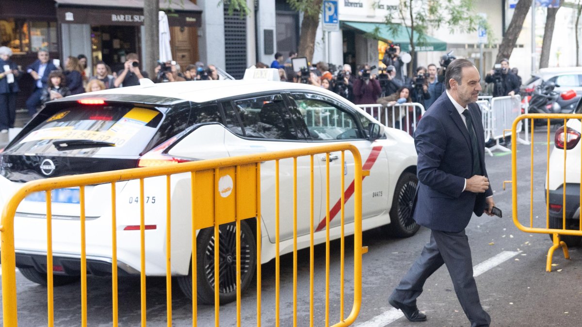 Archivo - El exministro de transporte José Luis Ábalos a su llegada al Tribunal Supremo para declarar como investigado, el 15 de octubre de 2025, en Madrid (España).