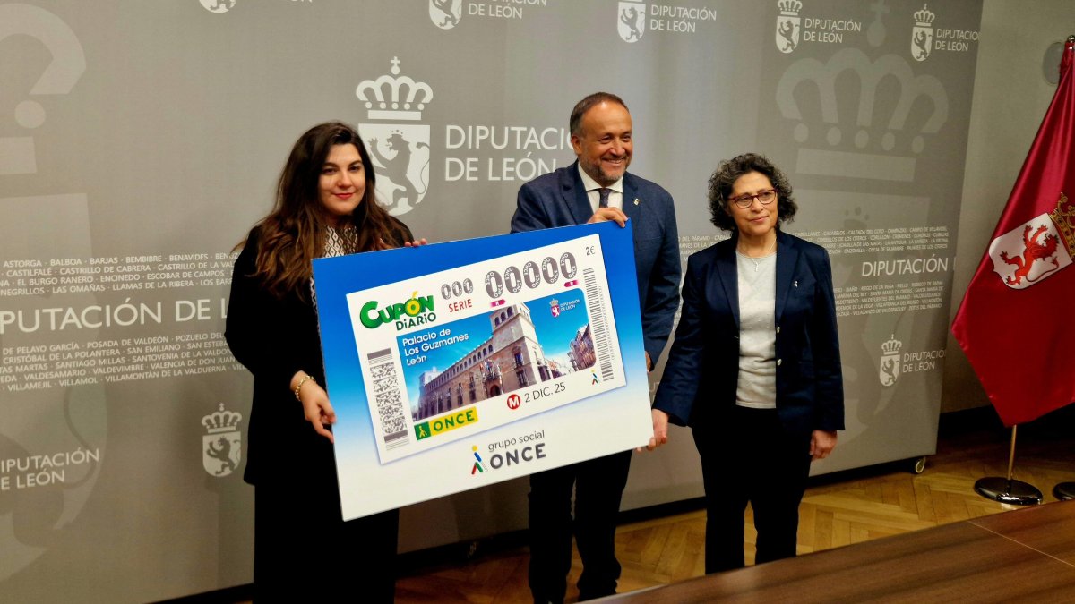 El presidente de la Diputación de León, Gerardo Álvarez Courel (centro); la consejera de la ONCE en Castilla y León, María Ángeles Ramos (derecha) y la directora de la ONCE en León, María Quindós (izquierda).