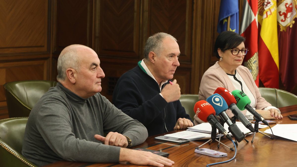 Los concejales de UPL Isidro Ferrero, Eduardo López Sendino y María Teresa Fernández, este jueves durante la rueda de prensa.