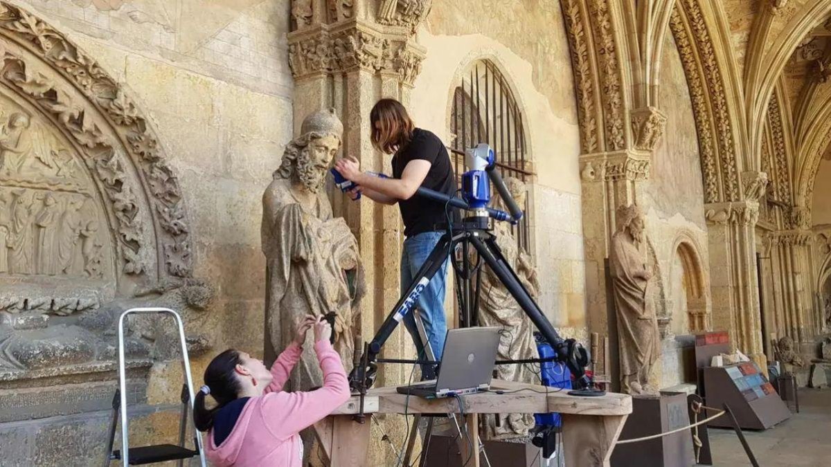 Técnicos escanean al anciano Simeón en la Catedral.