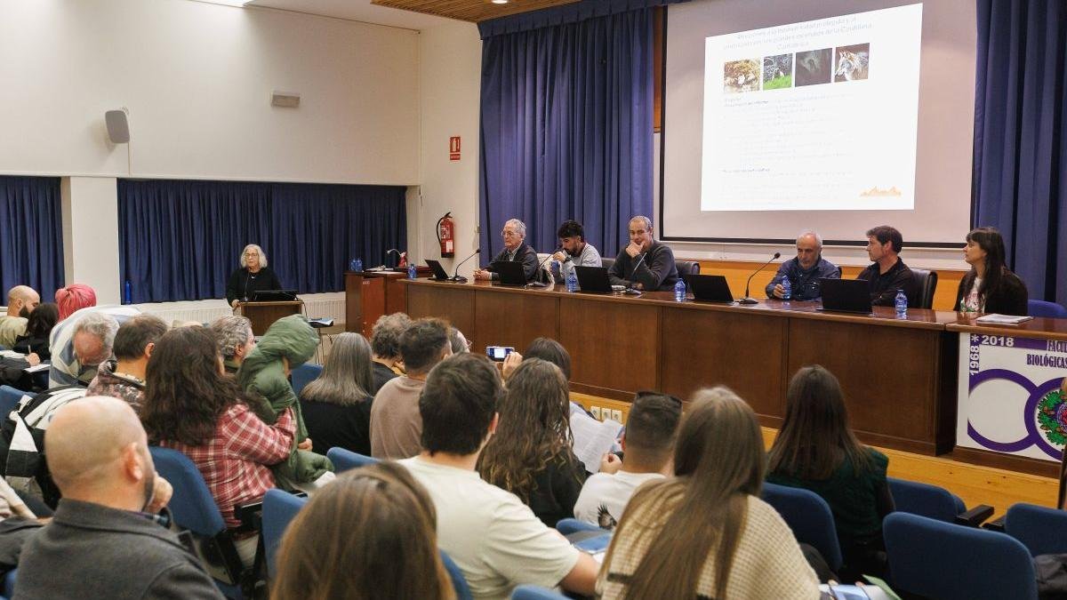 El aula Magna de Biológicas se quedó pequeño para asistir a la presentación del informe.