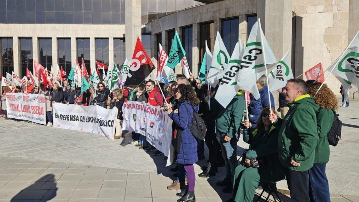 Un momento de la concentración de los sindicatos ante la sede de la Junta.