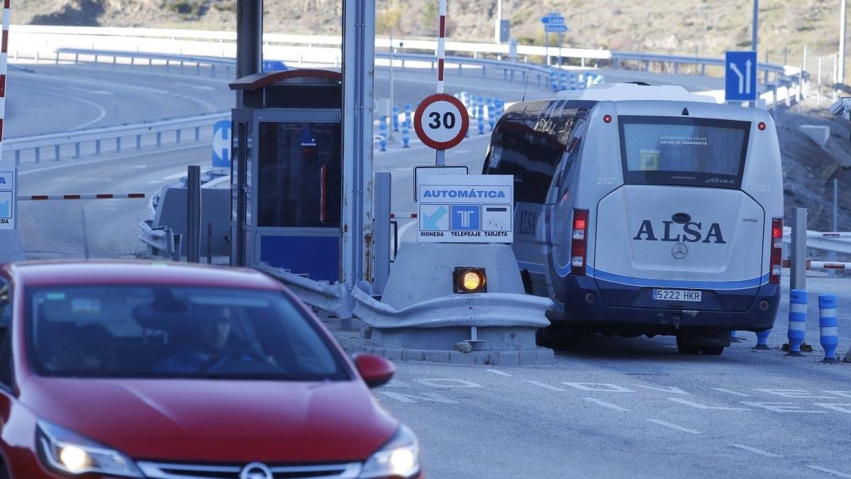 Peaje que da acceso a la AP-66 en la localidad leonesa de La Magdalena.