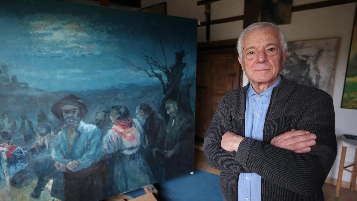 El pintor Luis Gómez Domingo en su casa estudio de Lombillo de los Barrios