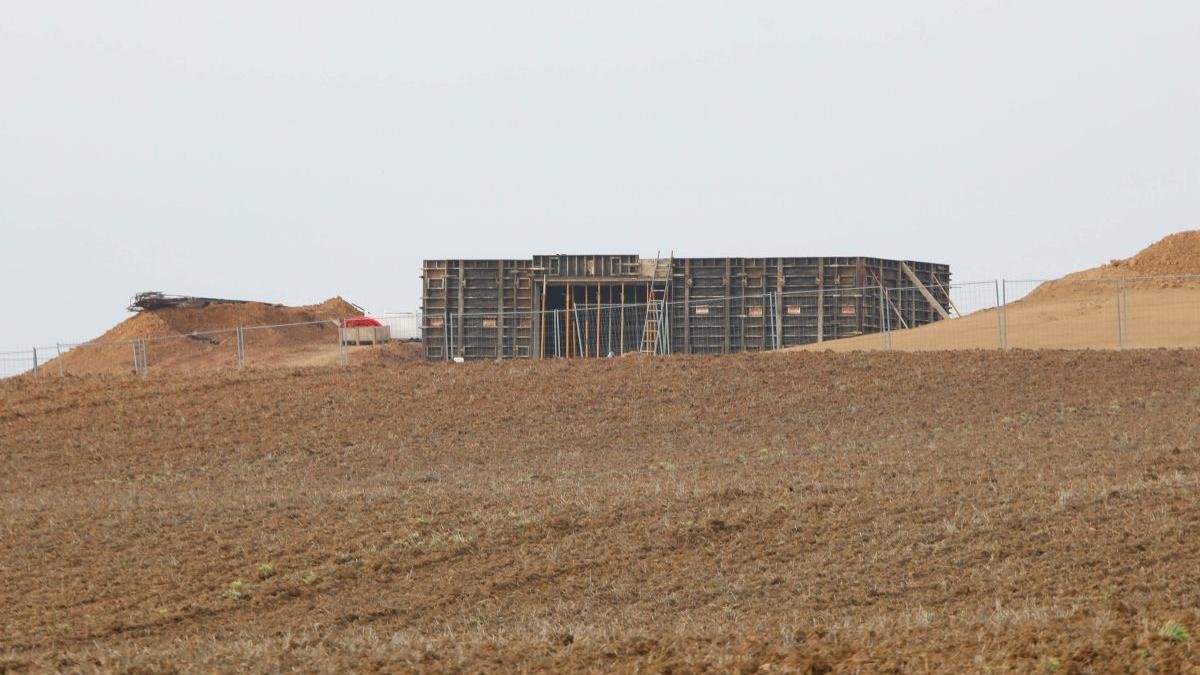 La obra del futuro museo de Lancia por fin ha empezado a emerger, tras meses de retrasos por la aparición de restos.