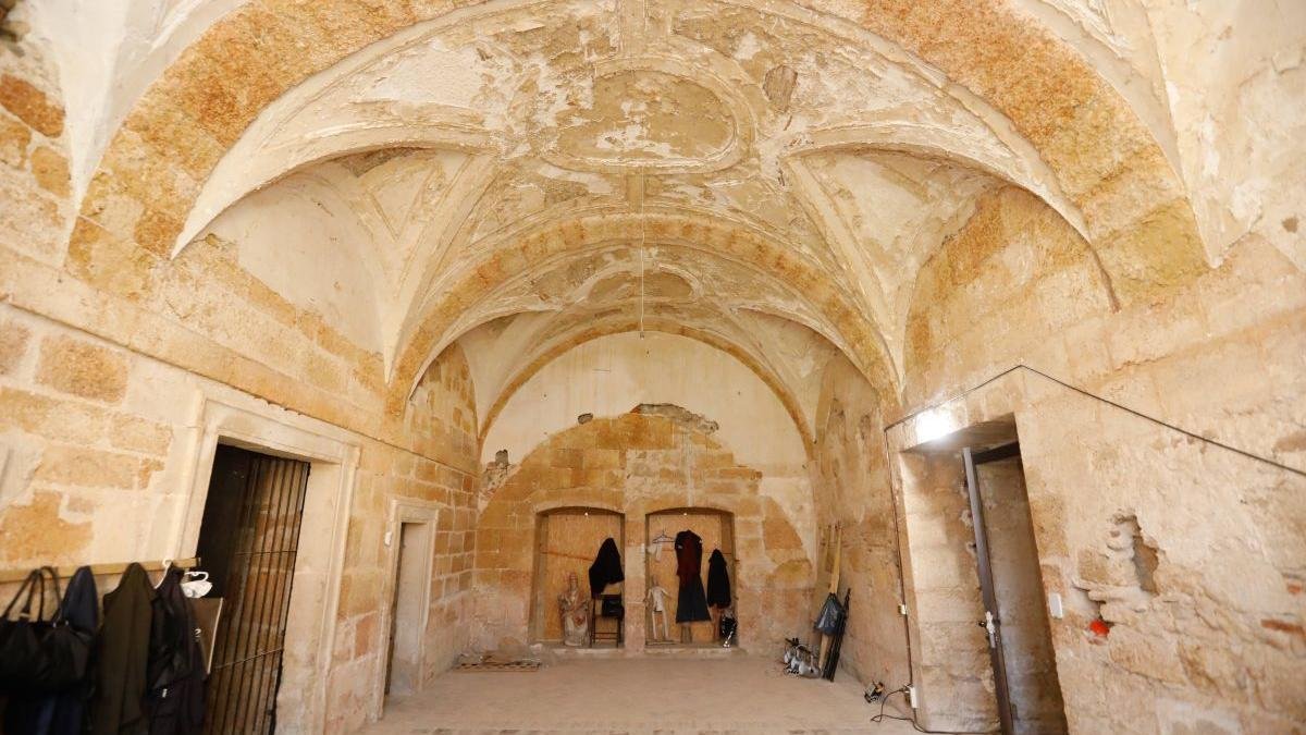 La sacristía con sus bóvedas y arcos, tras la limpieza realizada en mayo, está lista para ser restaurada.