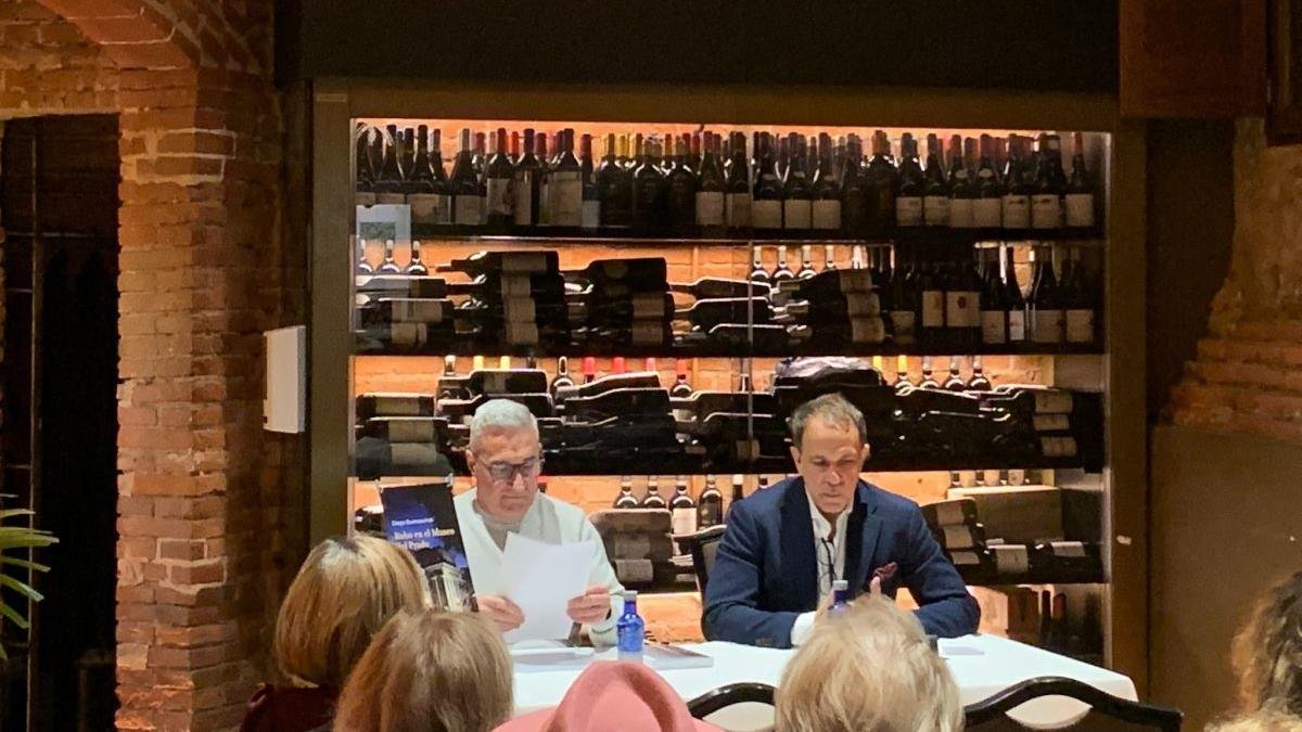 Buenosvinos, a la derecha, durante la presentación de su novela.
