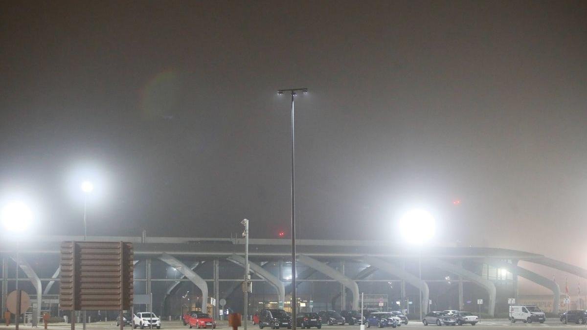 Imagen del aeropuerto de León en un día de niebla.