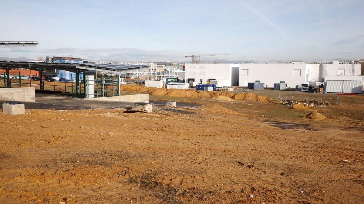 Los movimientos de tierra son ya evidentes en la terraza que acogerá la ampliación.