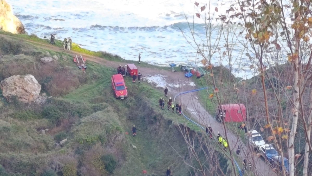 La UME de León y la Policía de Asturias realizan la misión en la balsa de la mina de Berbes.