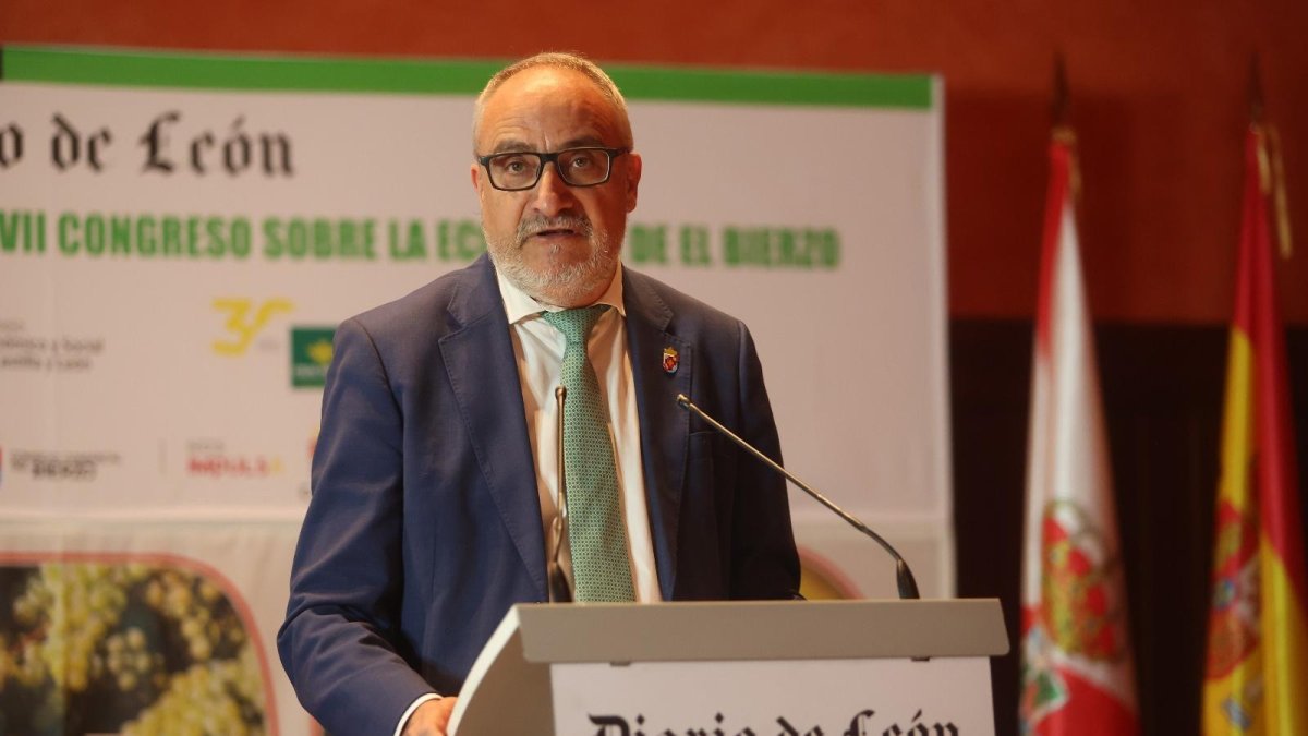 El presidente del Consejo Comarcal del Bierzo, Olegario Ramón, en la presentación de su ponencia en el VII Congreso de Diario de León sobre Economía del Bierzo.