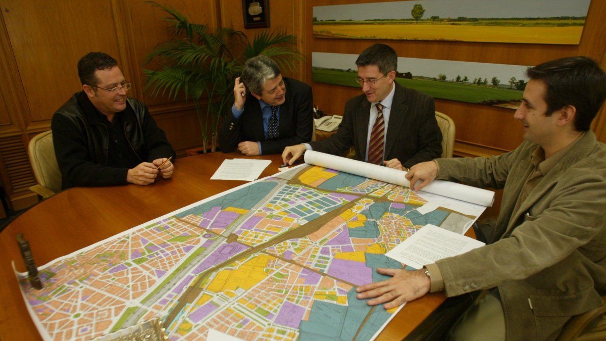 Francisco Gutiérrez, primero por la derecha, en una reunión en 2009 sobre la integración ferroviaria con los entonces alcaldes de León y San Andrés.