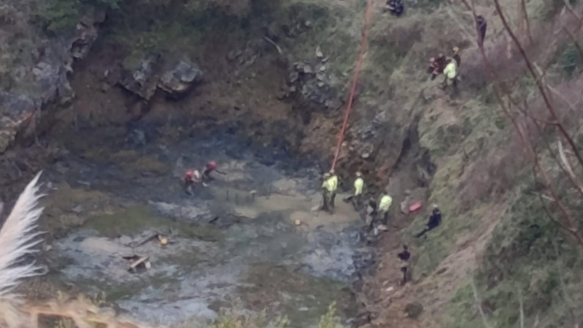 El operativo intenta acceder al material depositado en el fondo de la balsa.