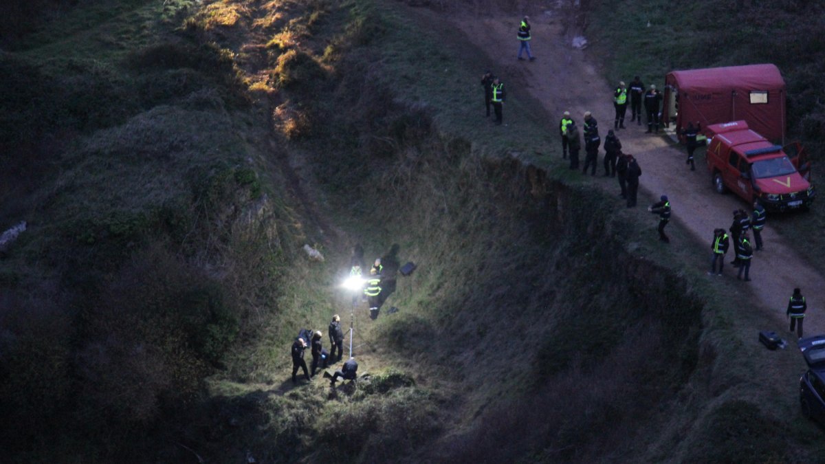 La Policía científica analiza los restos del coche encontrado.