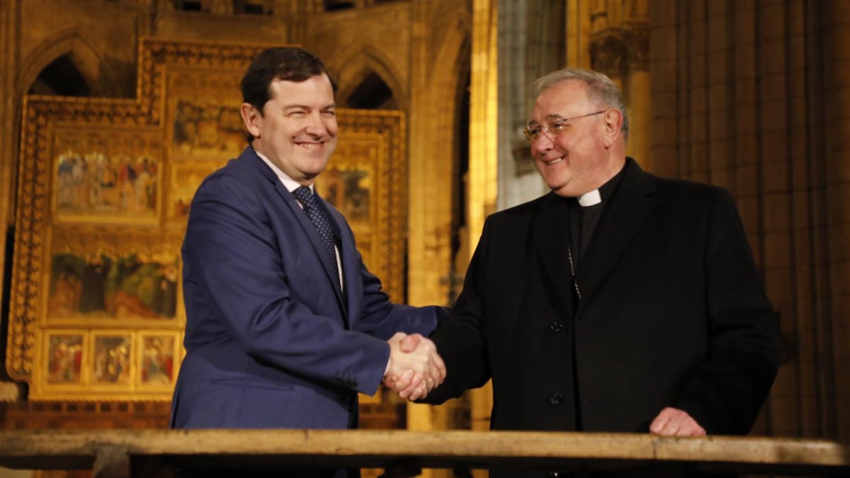 El presidente de la Junta visita la Catedral de León para firmar un convenio con el Cabildo.