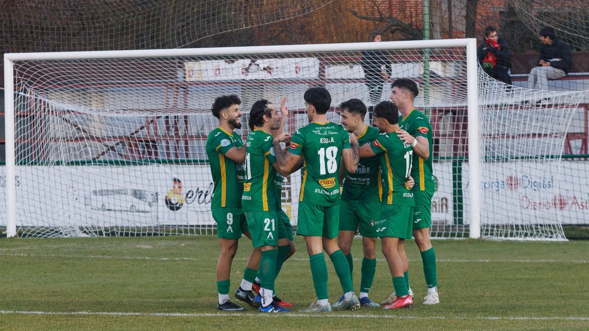 El Atlético Astorga, celebrando uno de sus goles, fue muy superior al Sámano.