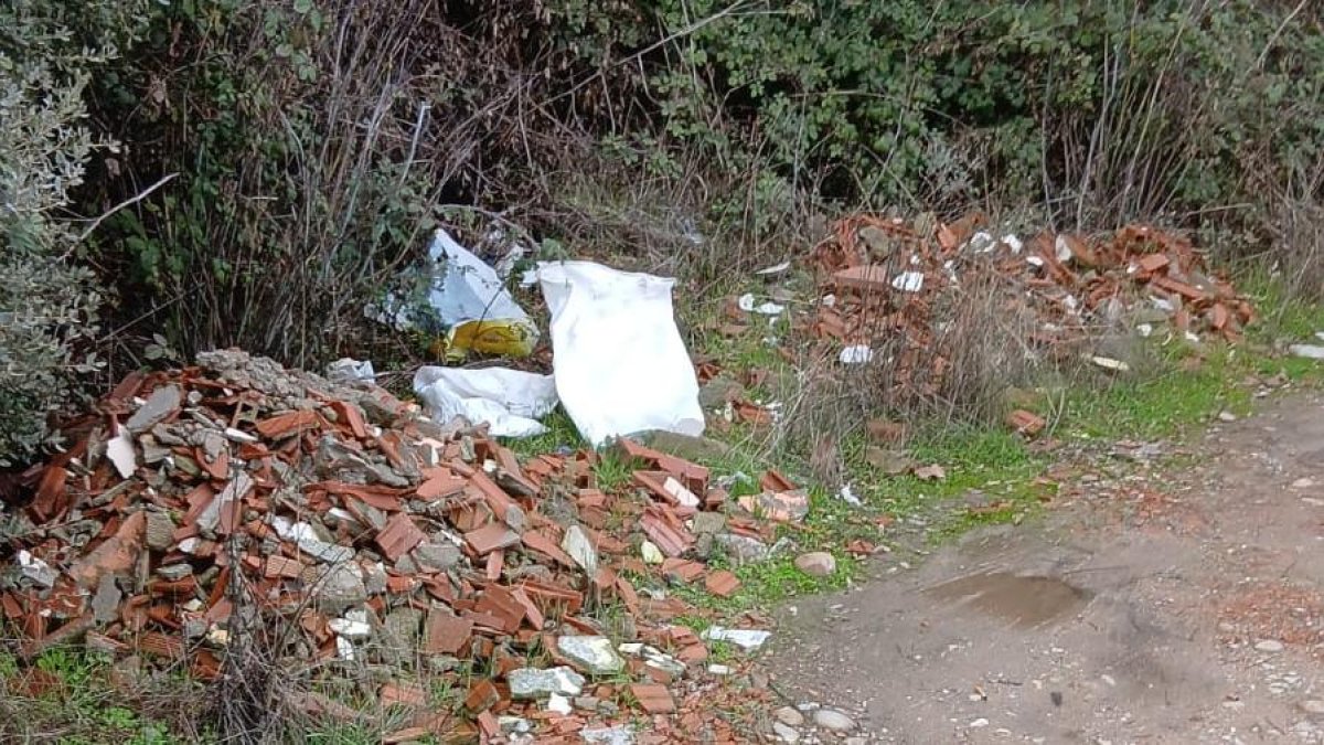 Uno de los vertederos de escombros localizados en el municipio de Ponferrada.
