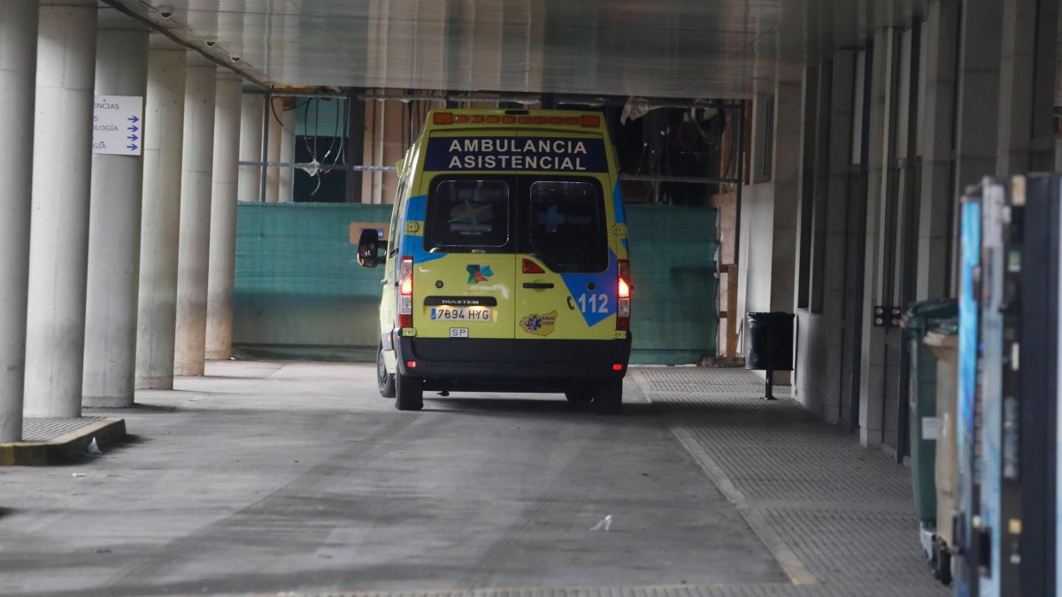 Ambulancia en el área de Urgencias del Hospital de León.