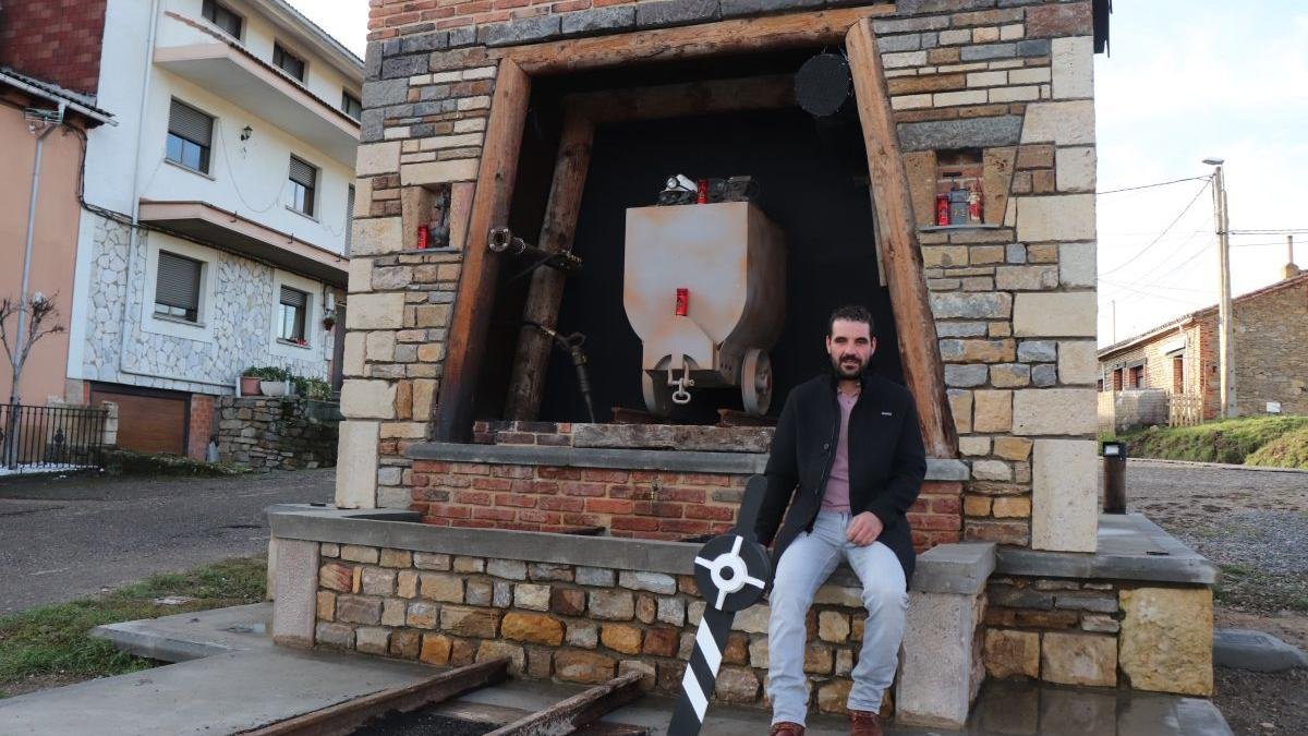 Jairo Álvarez en la parte delantera del monumento donde está la galeria. En la parte trasera está ubicada la ventiladora de la mina San Pedro.