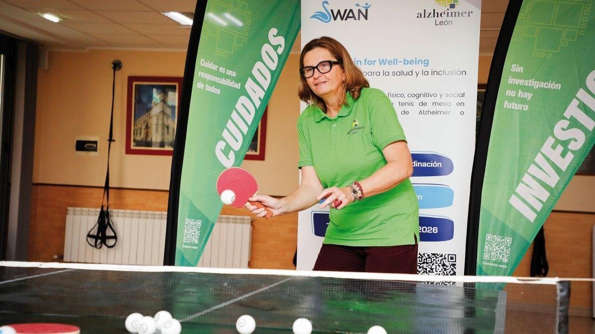 Reyes Llano practica tenis de mesa en Alzhéimer León.