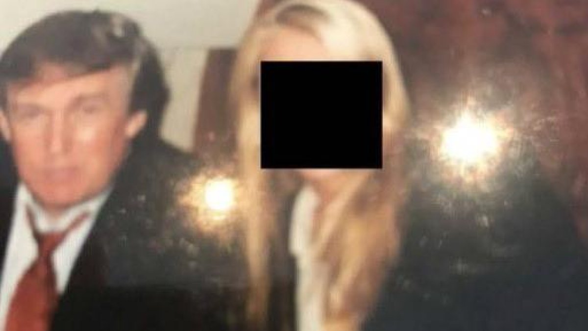Imagen de Donald Trump junto a Jeffrey Epstein publicada por los demócratas