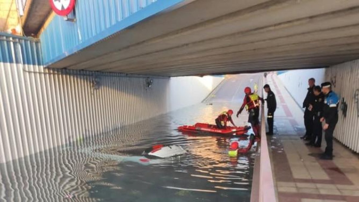 Los bomberos tuvieron que rescatar al conductor tras quedar atrapado en mitad del agua este sábado.