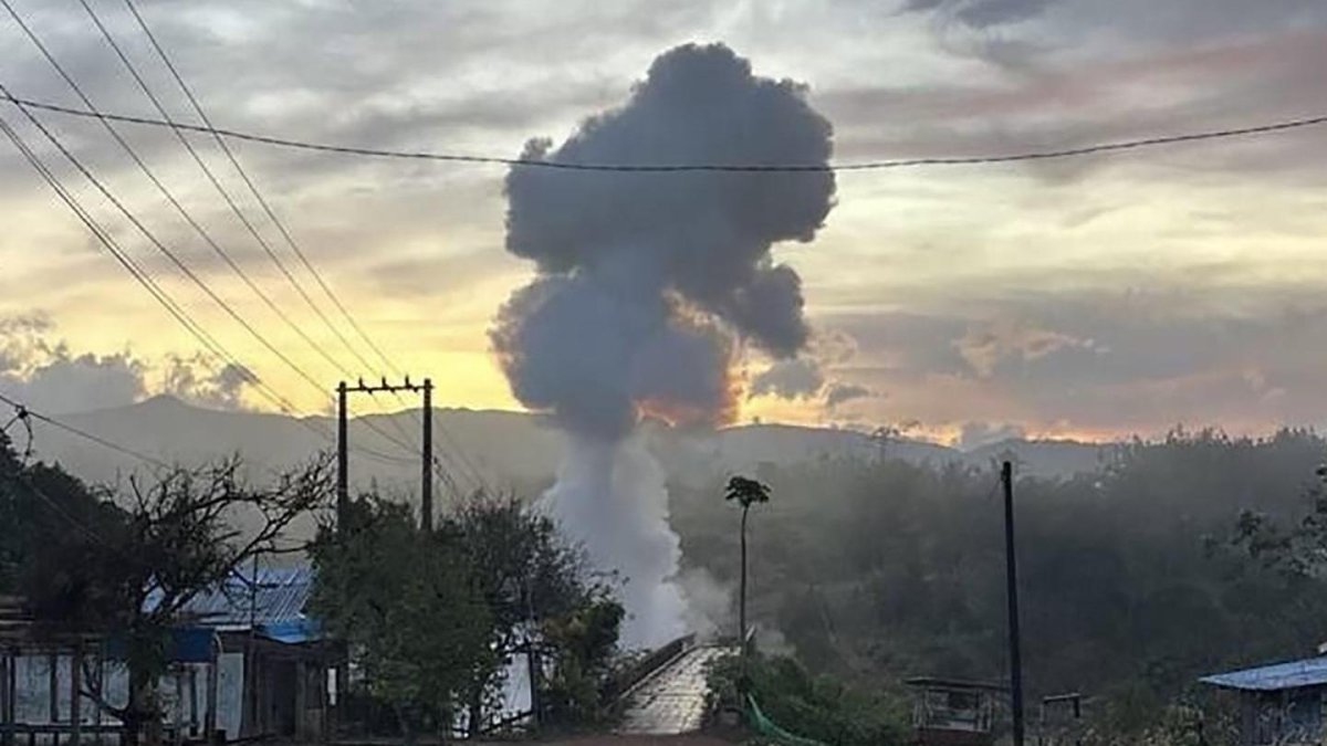 Pursat Province (Cambodia), 13/12/2025.- A handout photo made available by Agence Kampuchea Presse (AKP) shows a bridge destroyed by Thai F-16 fighter jets in Pursat Province, Cambodia, 13 December 2025. Cambodia’s Ministry of National Defence stated that on 13 December 2025, two Thai F-16 fighter jets carried out an aerial bombing, releasing seven bombs in Pursat Province, amid escalating tens.