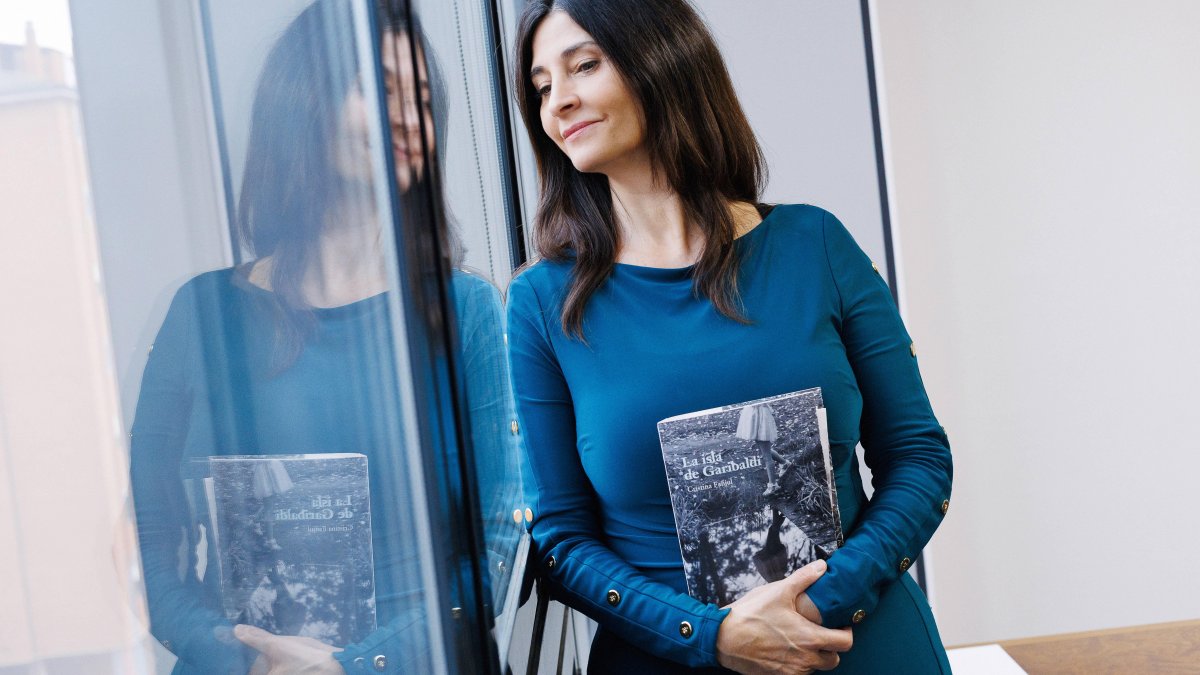 Cristina Fanjul, este pasado miércoles, con un ejemplar de su novela 'La isla de Garibaldi'.