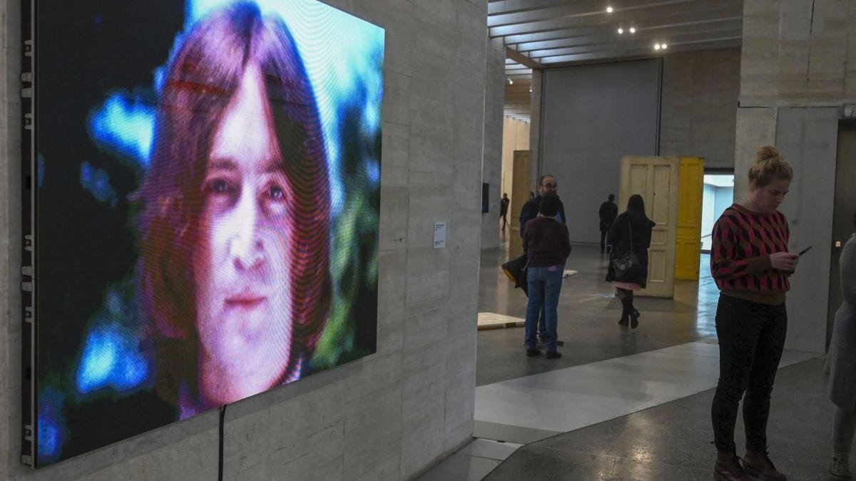La exposición del Musac dedicada a Yoko Ono está arropada por varios talleres y 'performances'.