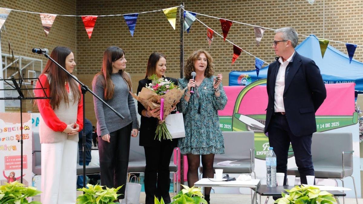 Sonia Aller recibió el galardón de manos del alcalde, Vicente Álvarez.