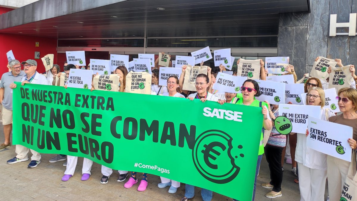 Imagen de archivo de enfermeras y fisioterapeutas que rechazan el recorte a su paga extra: 