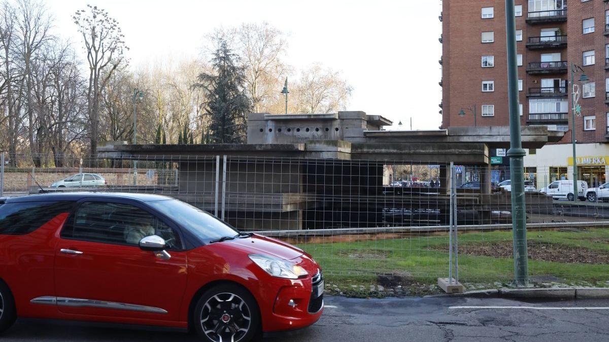 Las vallas ya delimitan la glorieta para comenzar las obras de forma inmediata.