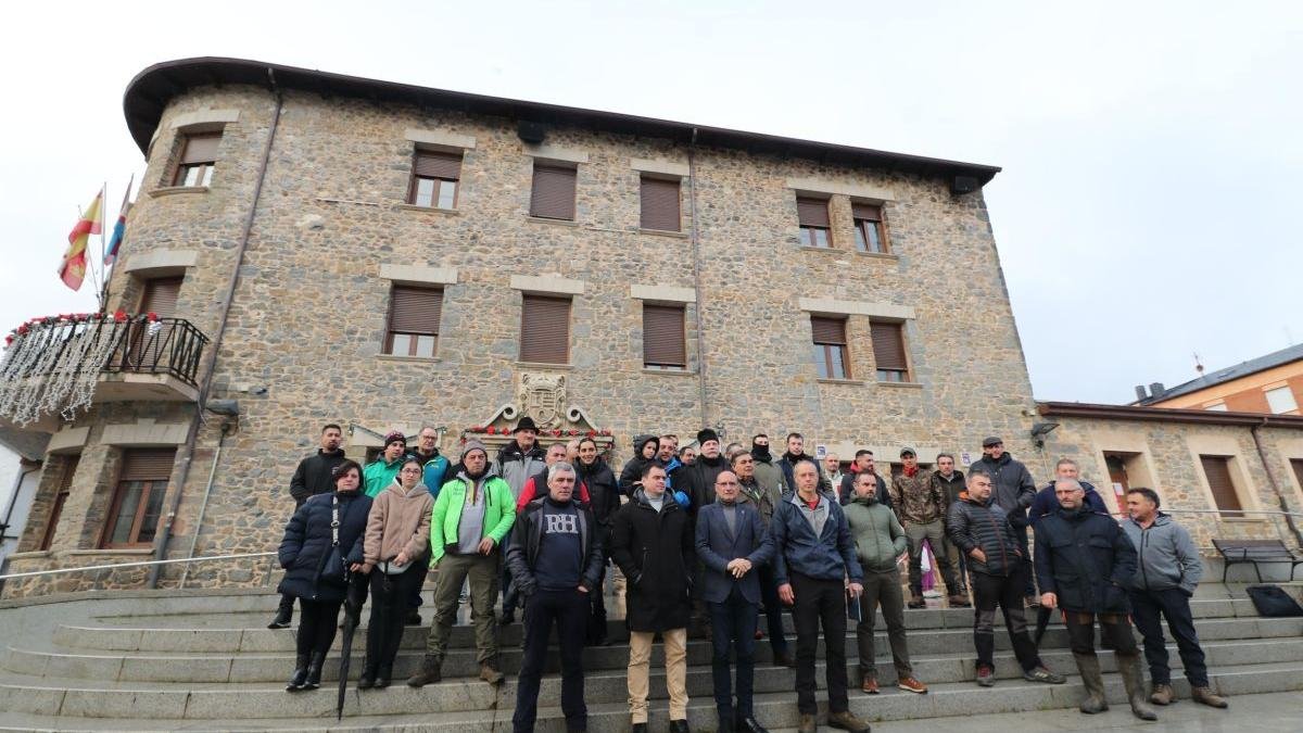 Un grupo de ganaderos y el alcalde frente al Ayuntamiento de Toreno.