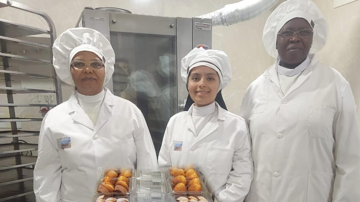 Tres monjas del convento de clausura de las MM. Concepcionistas de León en el obrador.
