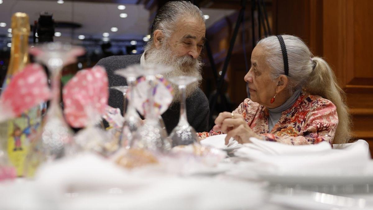 Una familia disfruta de una cena navideña.