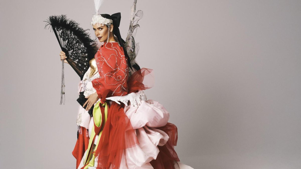 Cristina Pedroche vuelve a dar una vuelta de tuerca a su vestuario en las campanadas, con un diseños surprarreciclado con detalles de sus 11 vestidos anteriores, un diseño con el que quiere reconocer la labor que la Asociación Española Contra el Cáncer realiza hacia las personas con cáncer y sus familias.